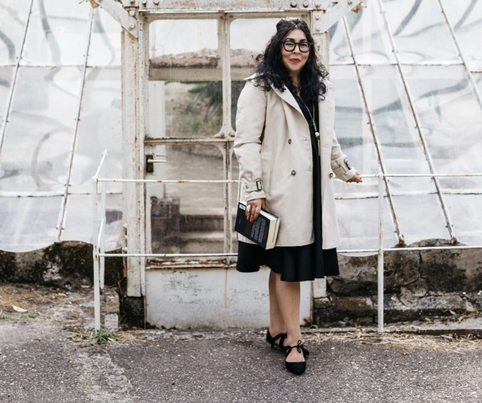 Lola Fernández posa con su nueva novela.