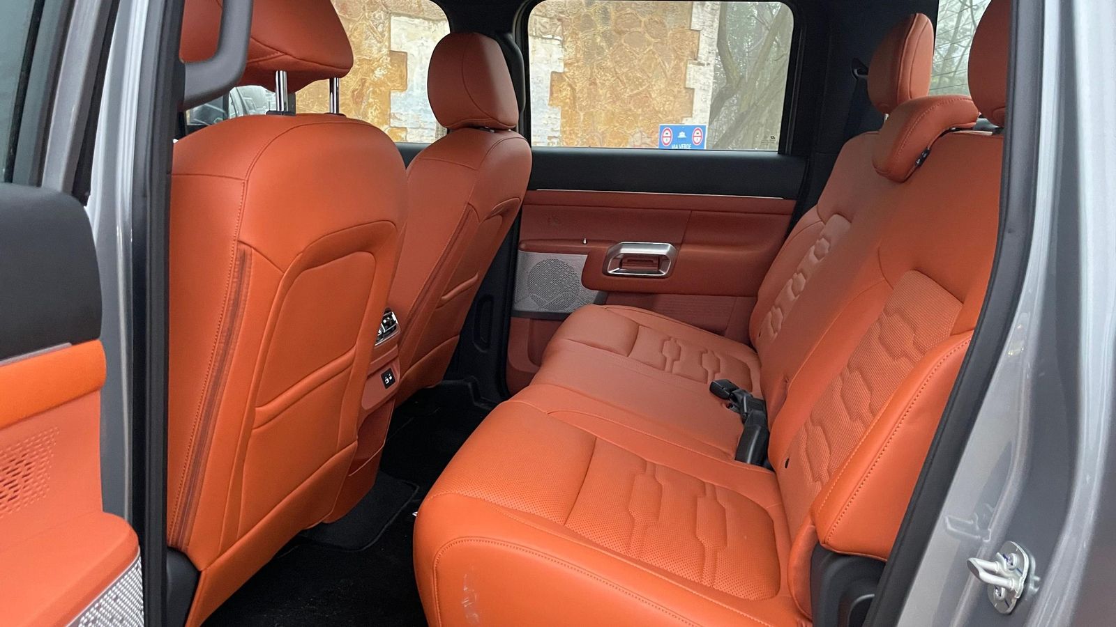 Las plazas traseras, tanto por espacio como por detalles como el suelo plano o la inclinación de los respaldos -por lo común, uno de los defectos de los pick-up al quedar muy erguidos- son muy confortables en estos Santana.