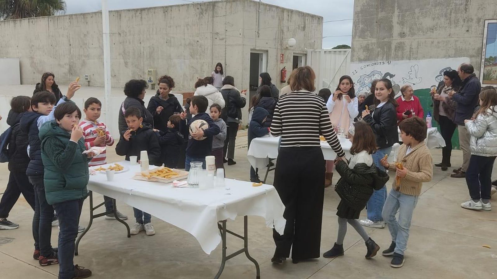 Desayuno en el patio de un colegio de Huelva como parte de la campaña de Manos Unidas. Desayuno en el patio de un colegio de Huelva como parte de la campaña de Manos Unidas.