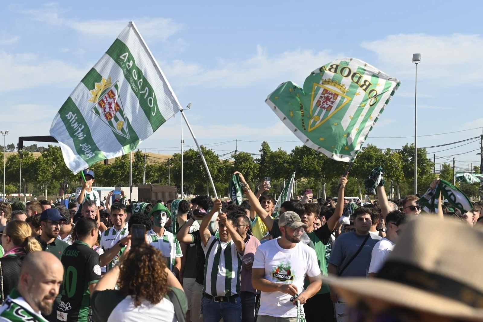 Las mejores imágenes del espectacular recibimiento a los jugadores del Córdoba CF antes de la final por el ascenso