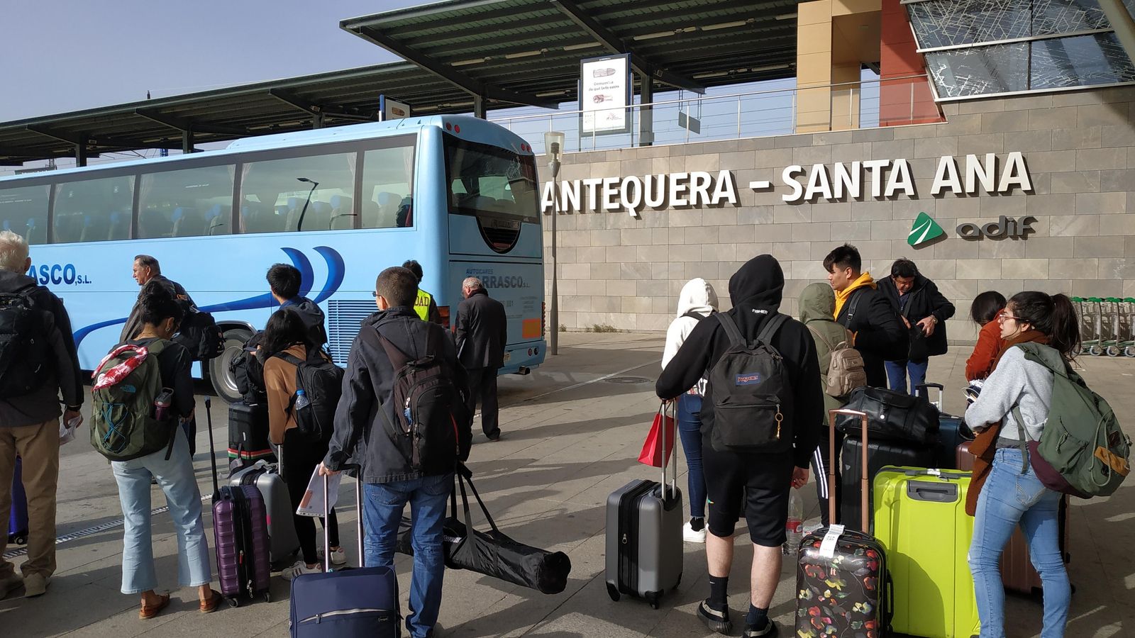 Uno de los tres autobuses al que hay que subirse para completar el trayecto en tren entre Almería y Sevilla.