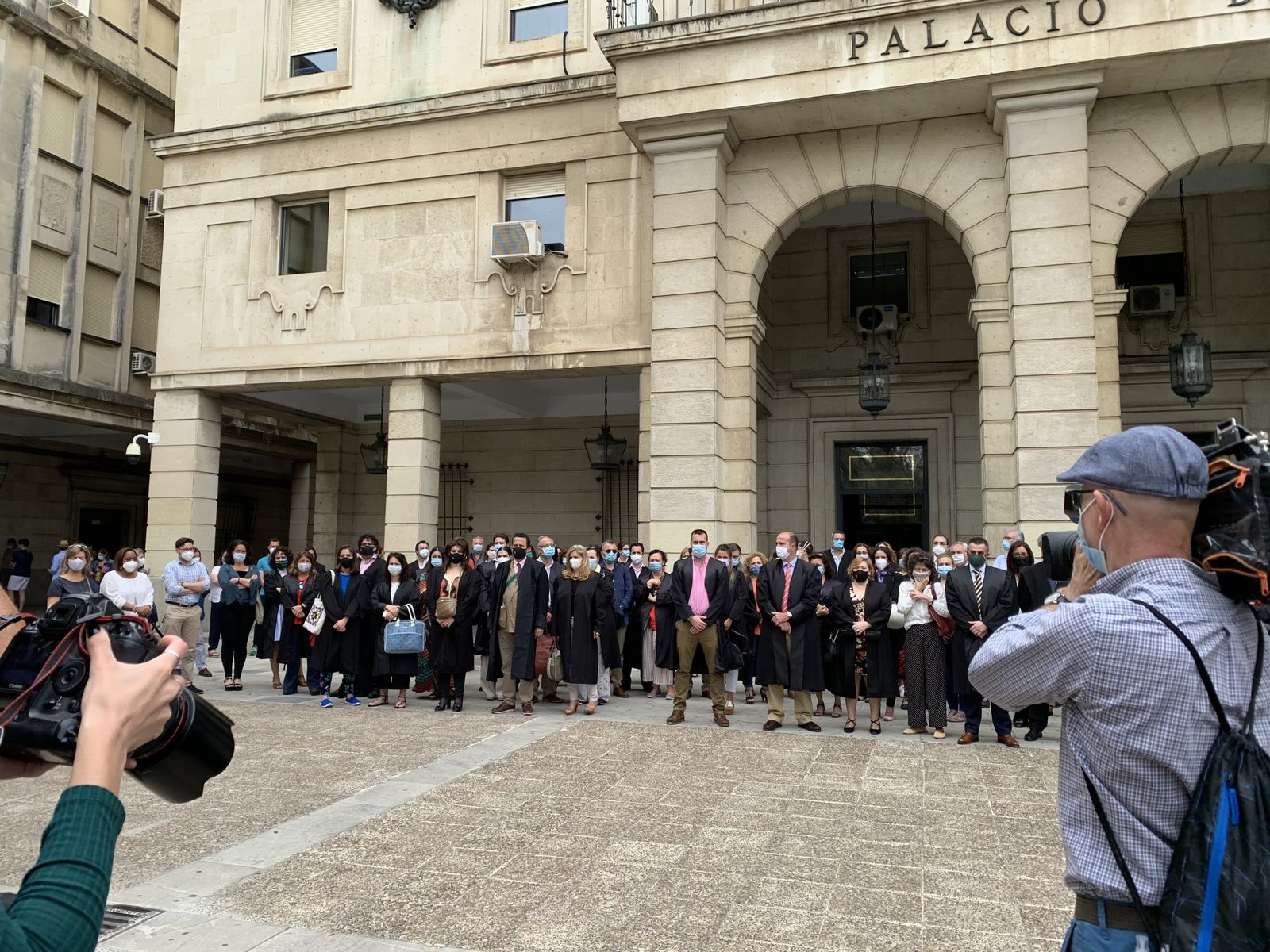 Minuto de silencio frente a la Audiencia provincial