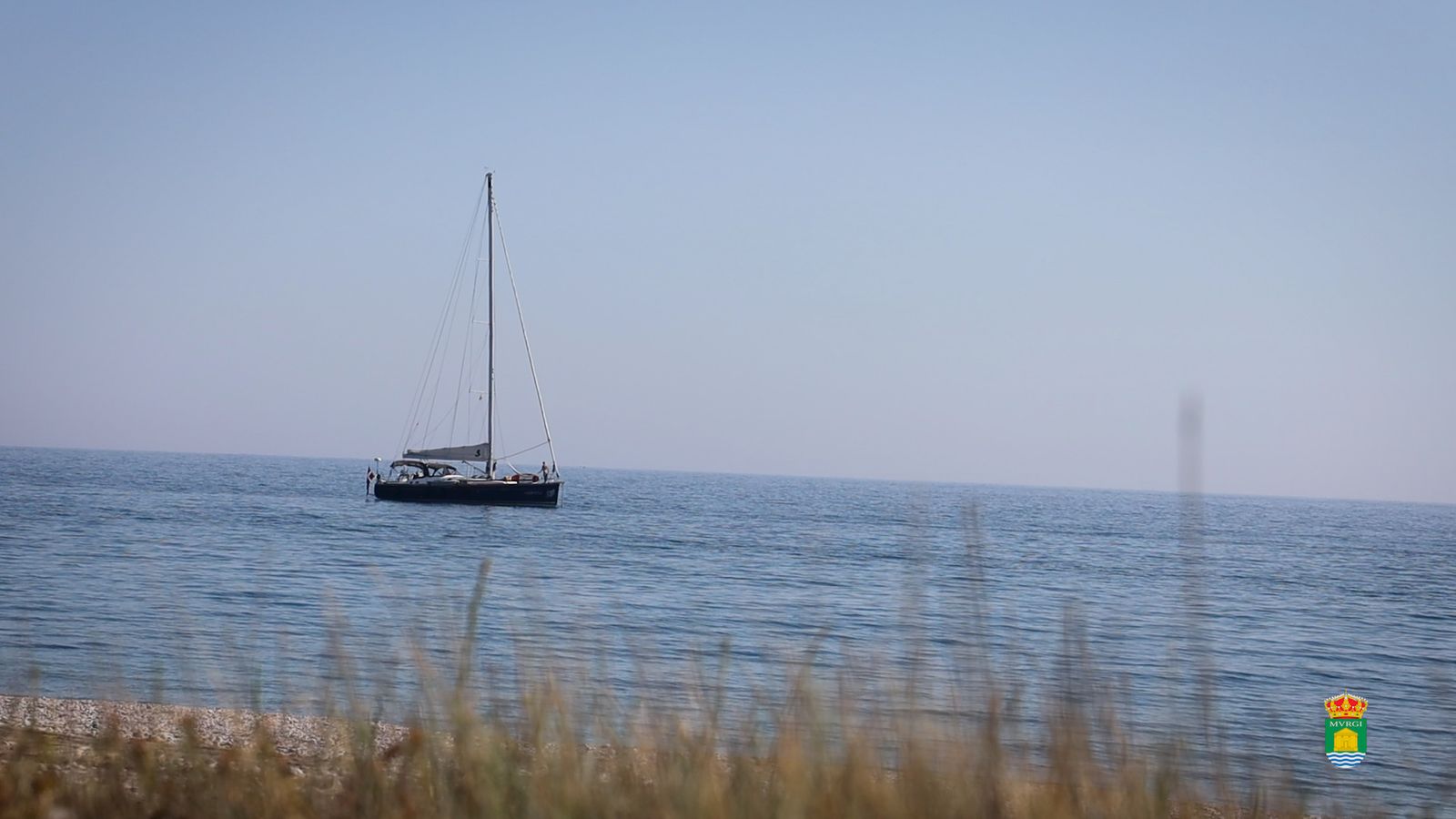 Un velero navega por las aguas de El Ejido.