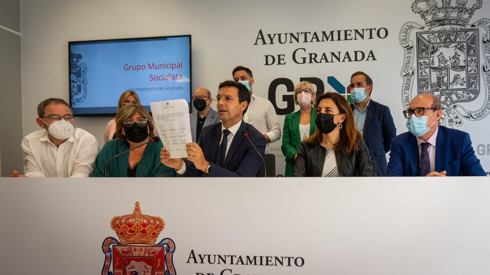 Paco Cuenca muestra el documento de moción con las firmas de los 10 ediles socialistas