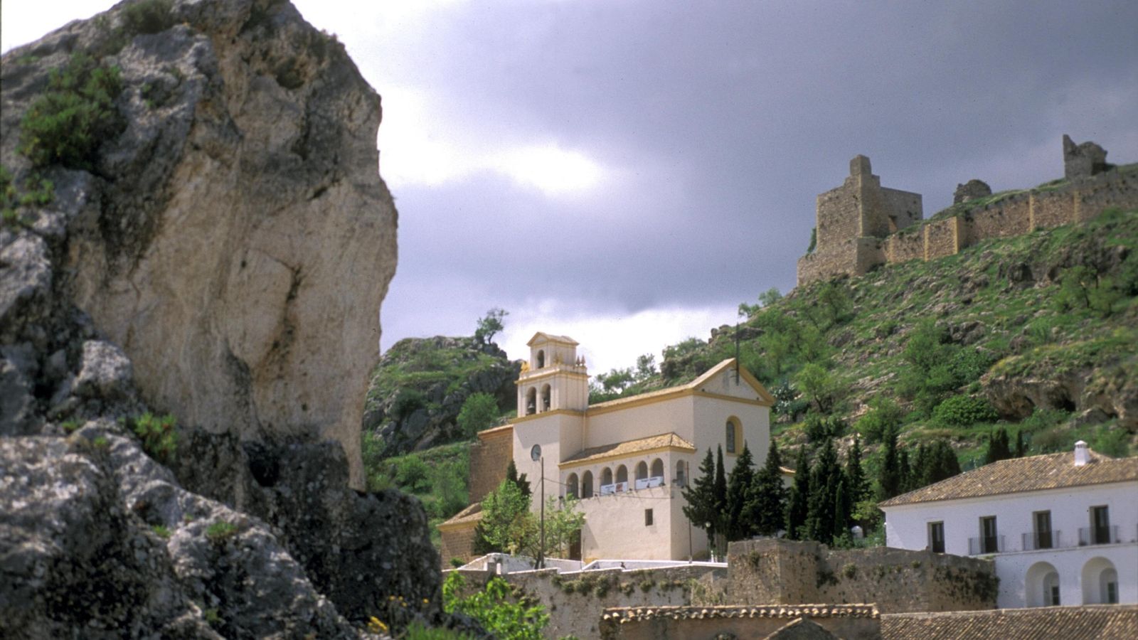 Castillo de Moclín, una fortificación defensiva de gran valor histórico.