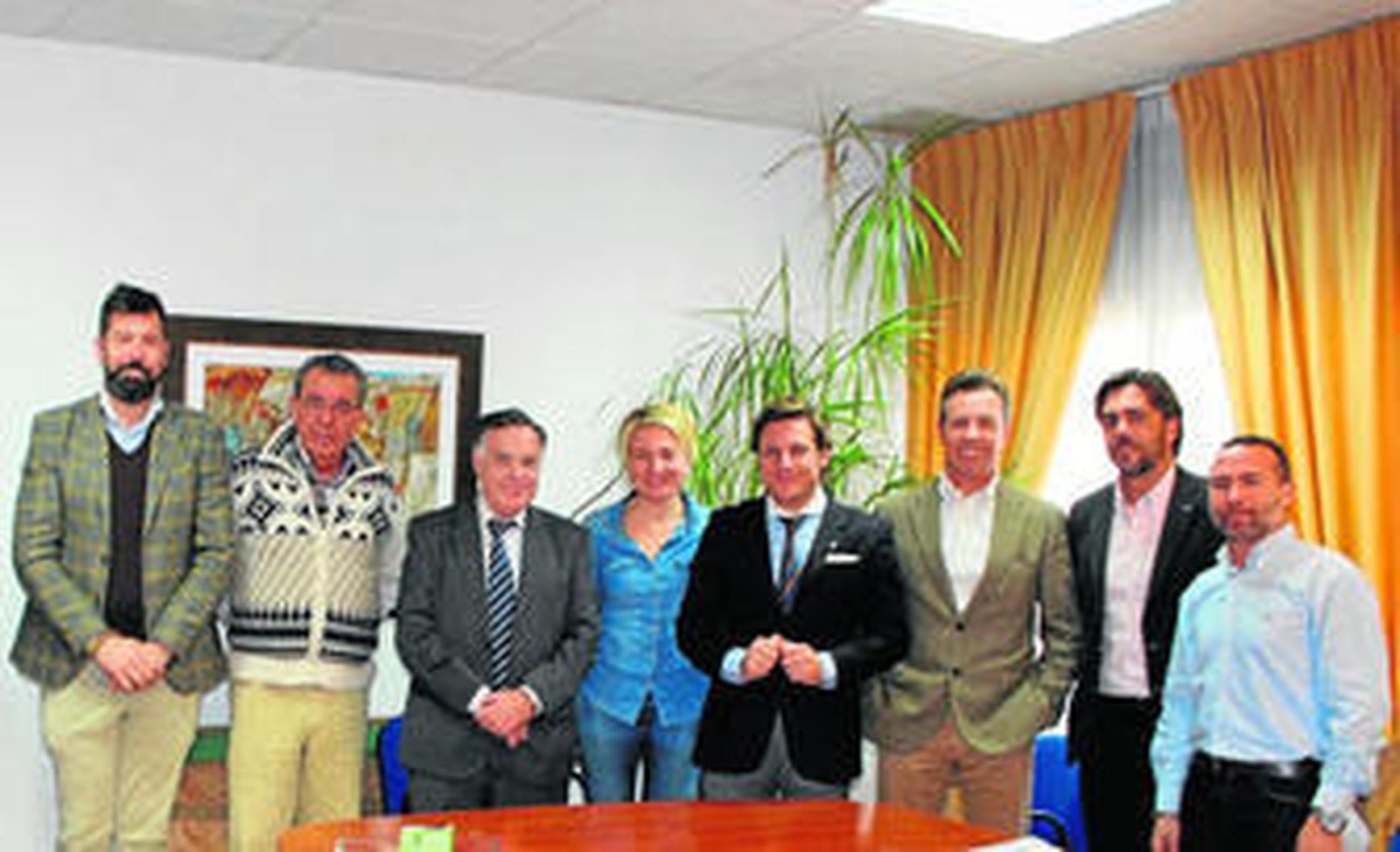 Asistentes a la firam para el convenio de formación para el sector turístico, impulsado desde el Ayuntamiento de Roquetas