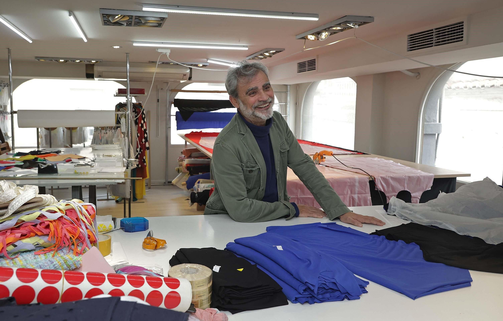 Juan Perea, uno de los premiados, lleva 39 años al frente de la boutique Pirámide, en la calle Emilio Castelar.