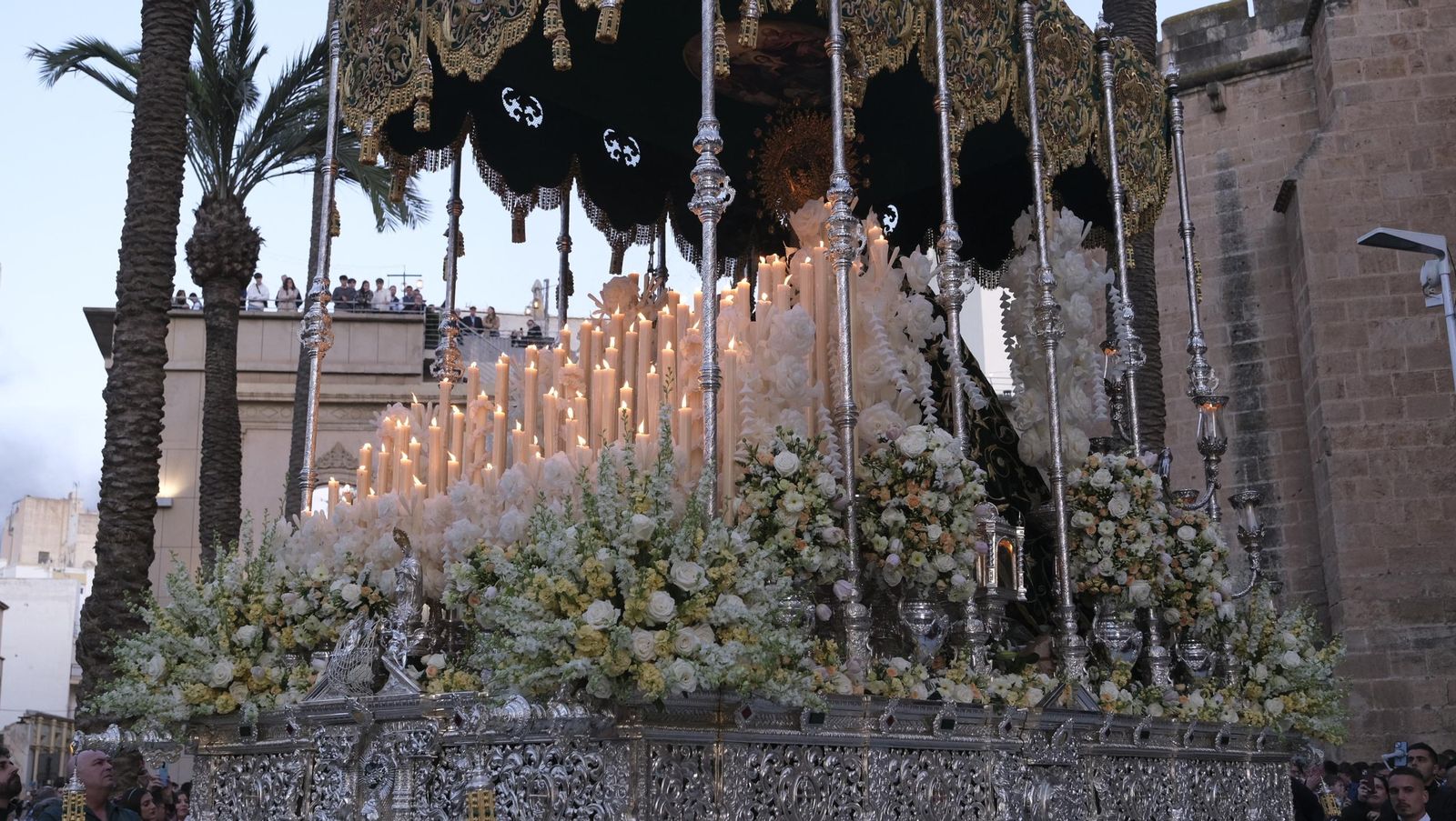 Estudiantes en la Semana Santa de Almería 2025