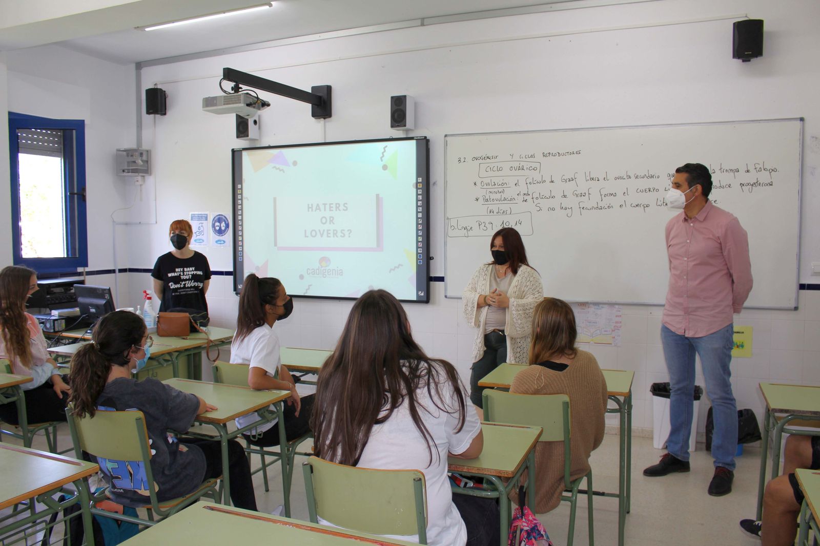 La delegada de Mujer, Susana Rivas, durante la clausura de los talleres en el IES Ciudad de Hércules.