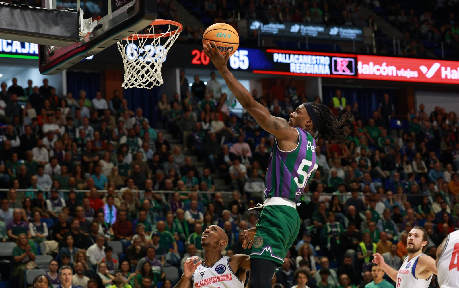 Kendrick Perry deja una bandeja.