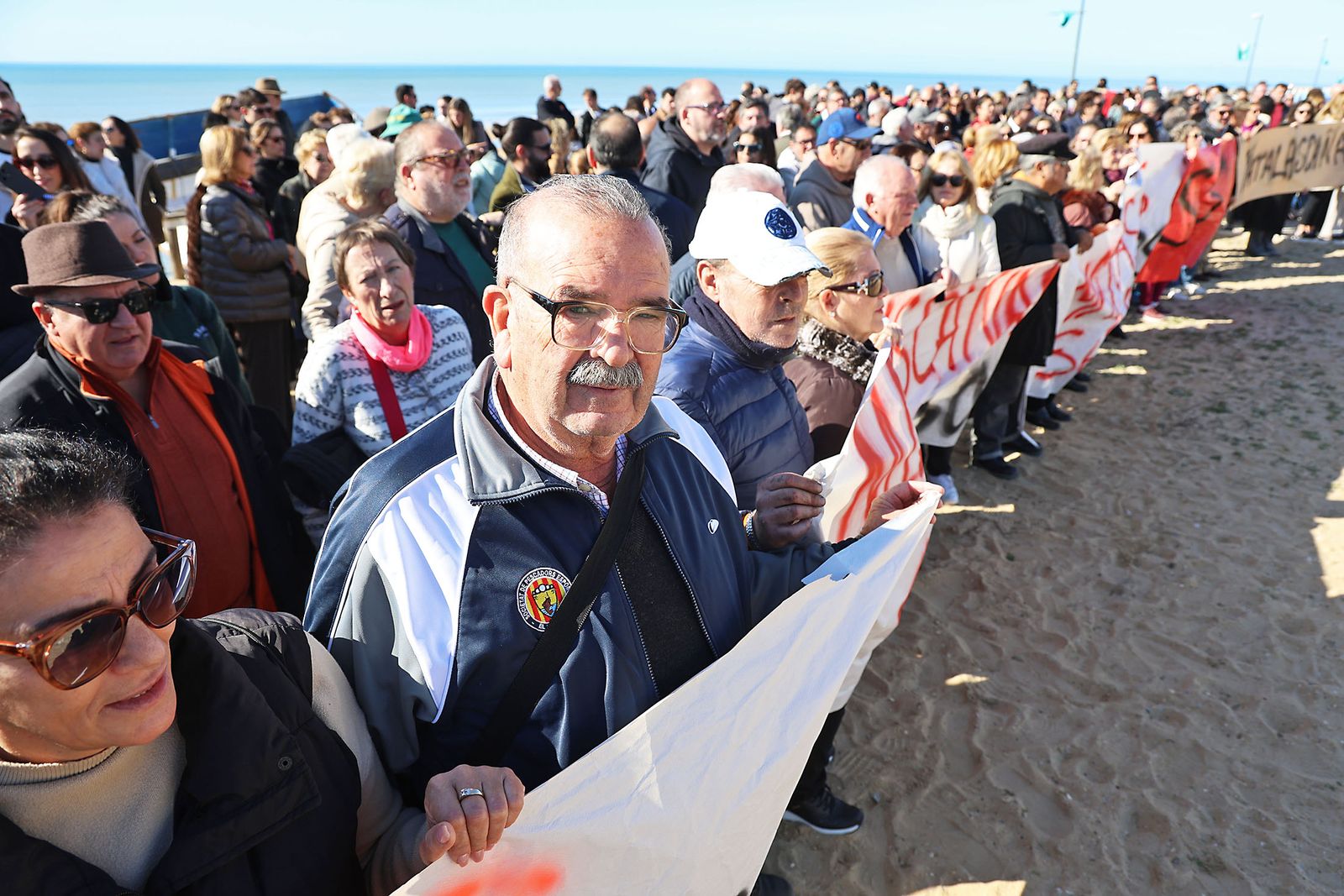 Fotografías de la concentración de los vecinos de Matalascañas tras los destrozos del paseo marítimo