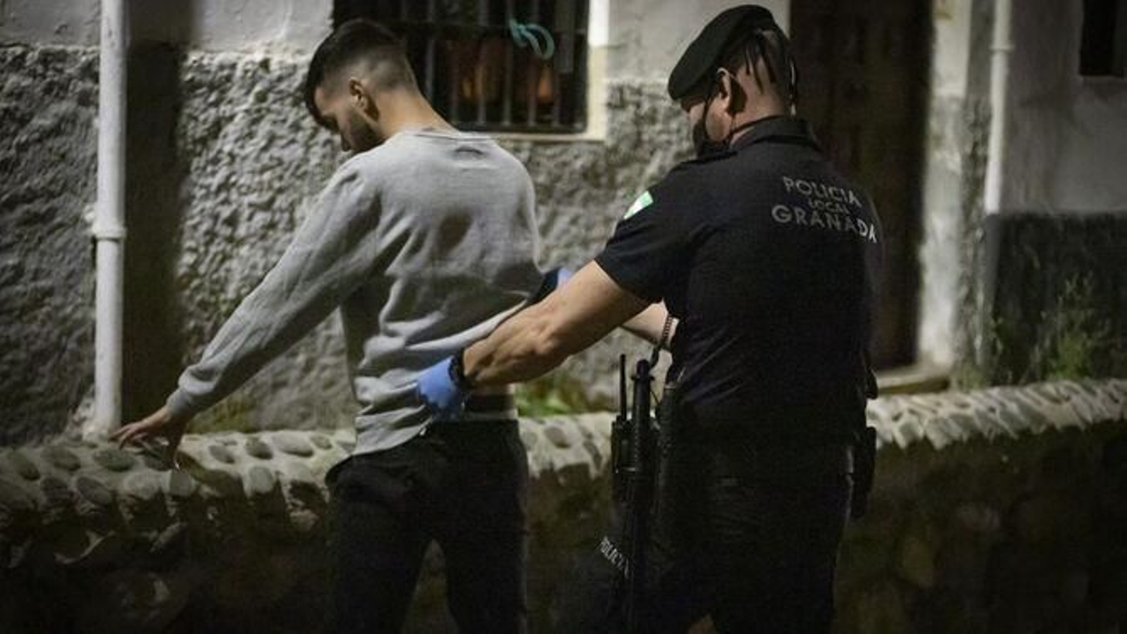 Noche movida en Granada: un pub abierto fuera del horario y sanciones por fiestas particulares y botellones