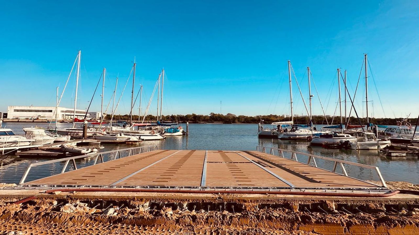 La nueva estructura sustituye a la rampa de hormigón, que estaba muy deteriorada.