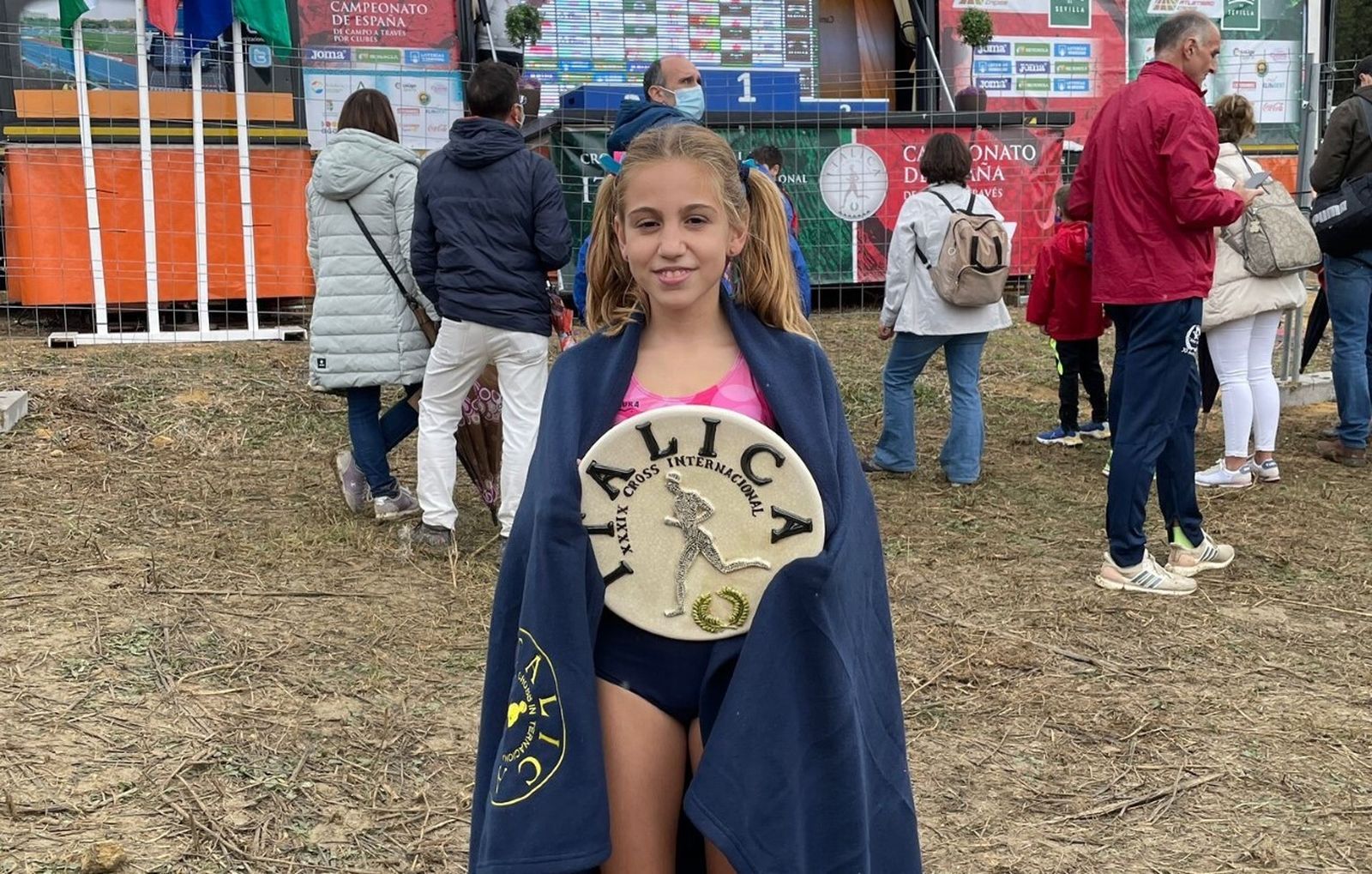 La algecireña Alejandra Zarza, del Inmaculada, con su trofeo.