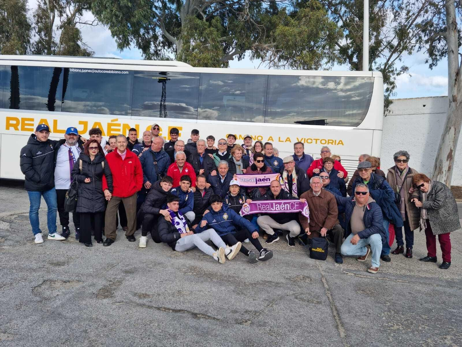 Foto del grupo de aficionados del Real Jaén que se desplazó a Motril.