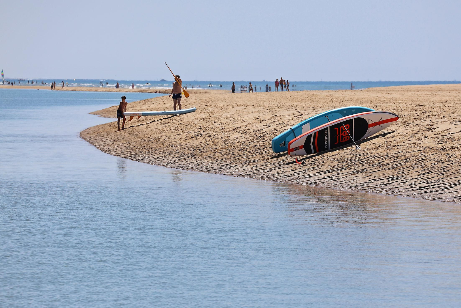 Ambiente en las playas de Huelva en la mañana de domingo