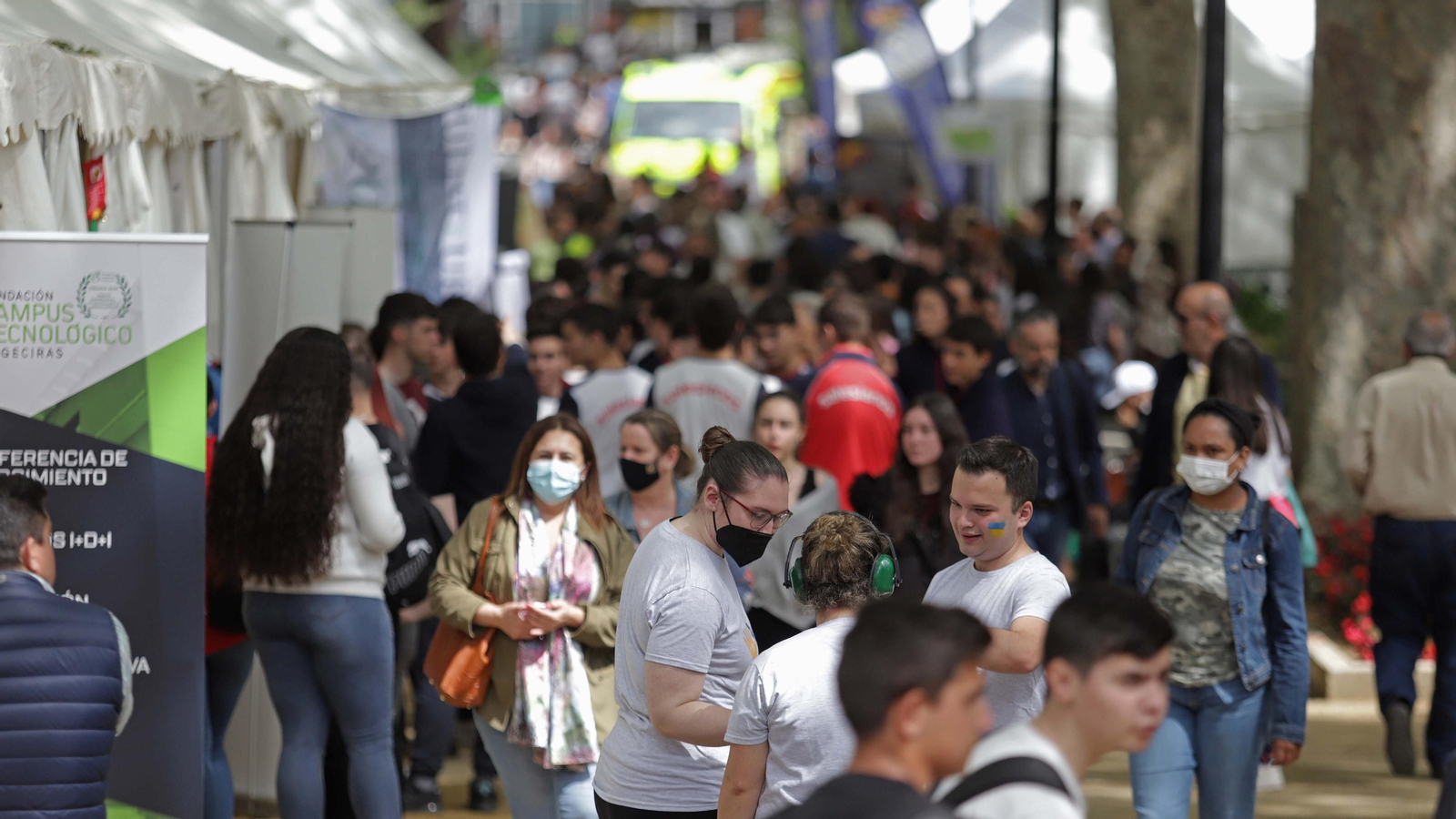 Estudiantes universitarios en una feria de empleo