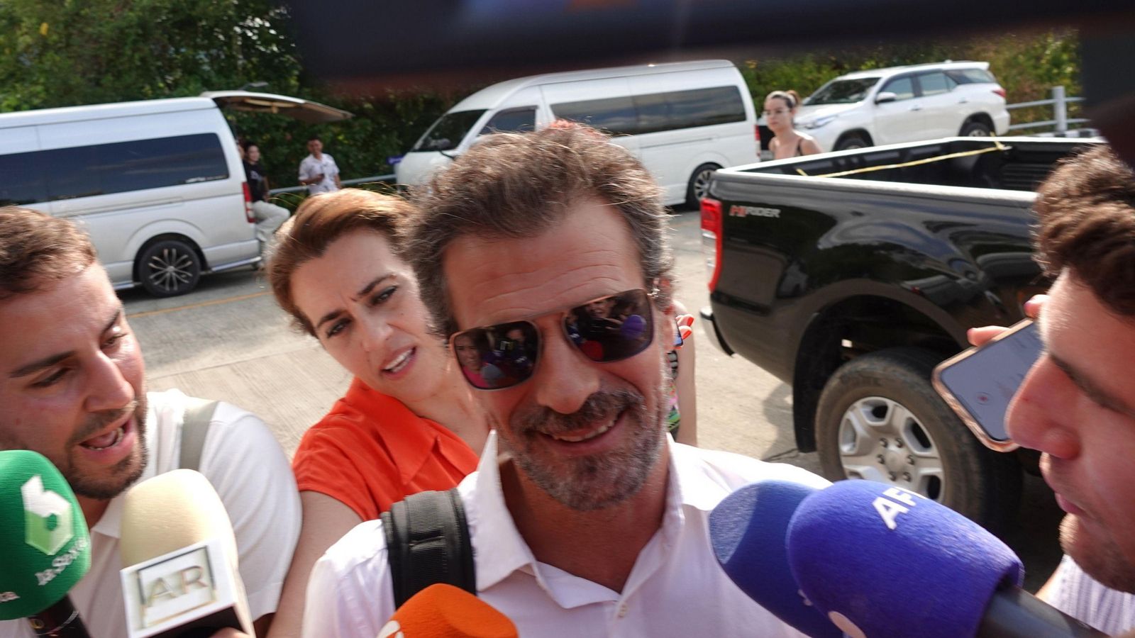 Rodolfo Sancho pronuncia sus breves declaraciones a los medios congregados en Samui este miércoles