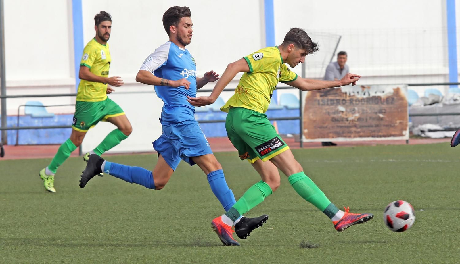 El gualdiverde Goma golpea la pelota ante un rival.