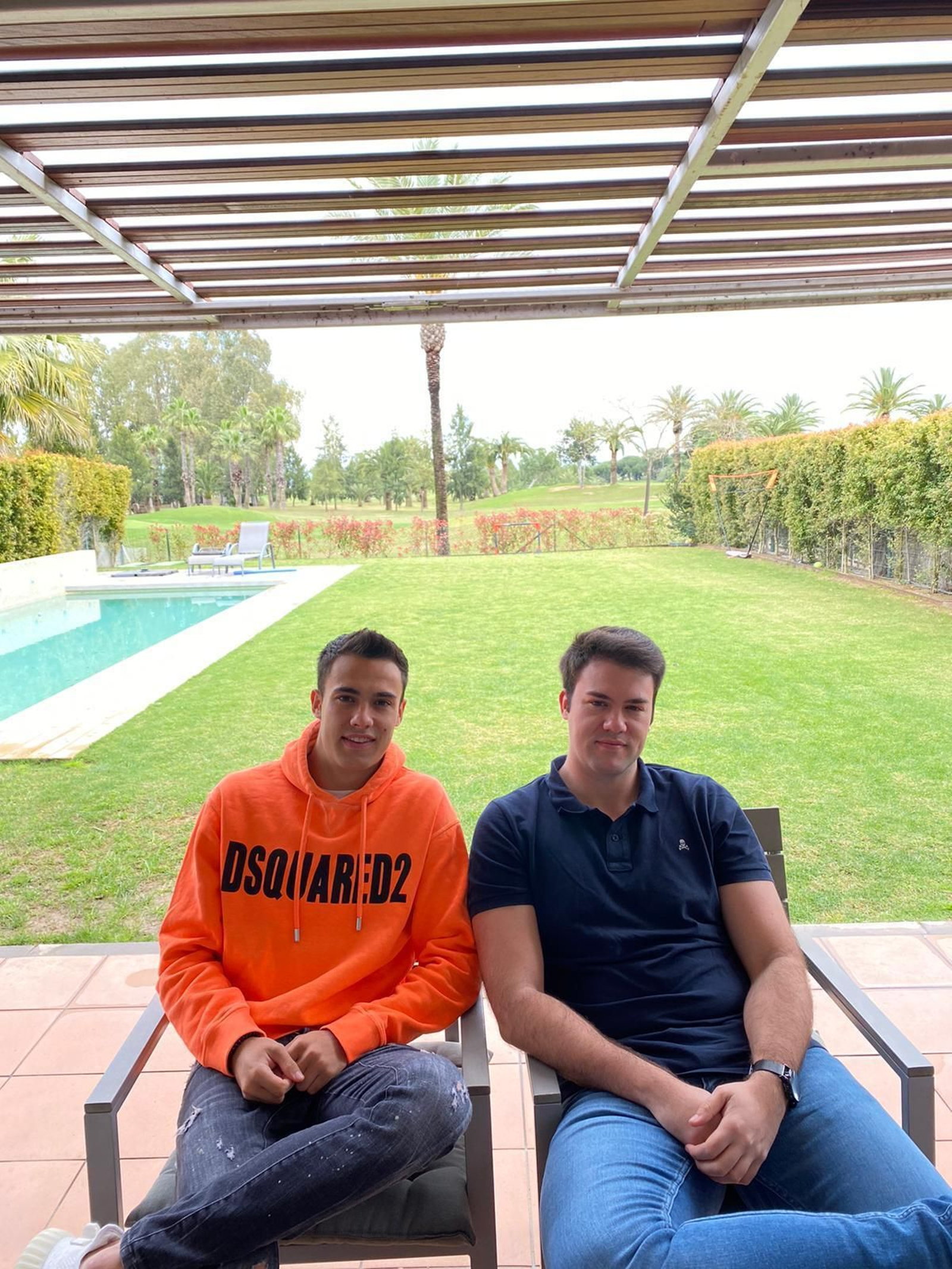 Sergio Reguilón con su hermano Diego, que lo acompaña en el confinamiento domiciliario.