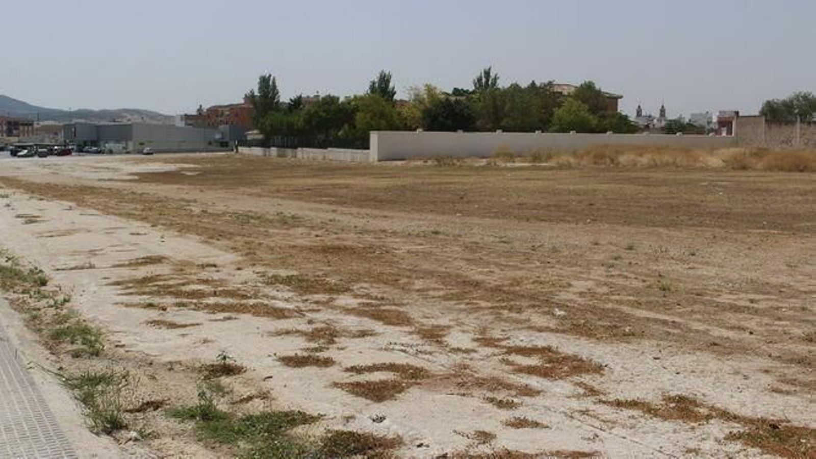 Terrenos donde se construirá el nuevo pabellón de Puente Genil. Terrenos donde se construirá el nuevo pabellón de Puente Genil.