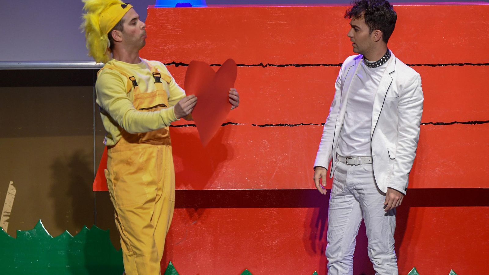 Pablo López (Woodstock) y Andrés Navarro (Snoopy), en un momento de la función.