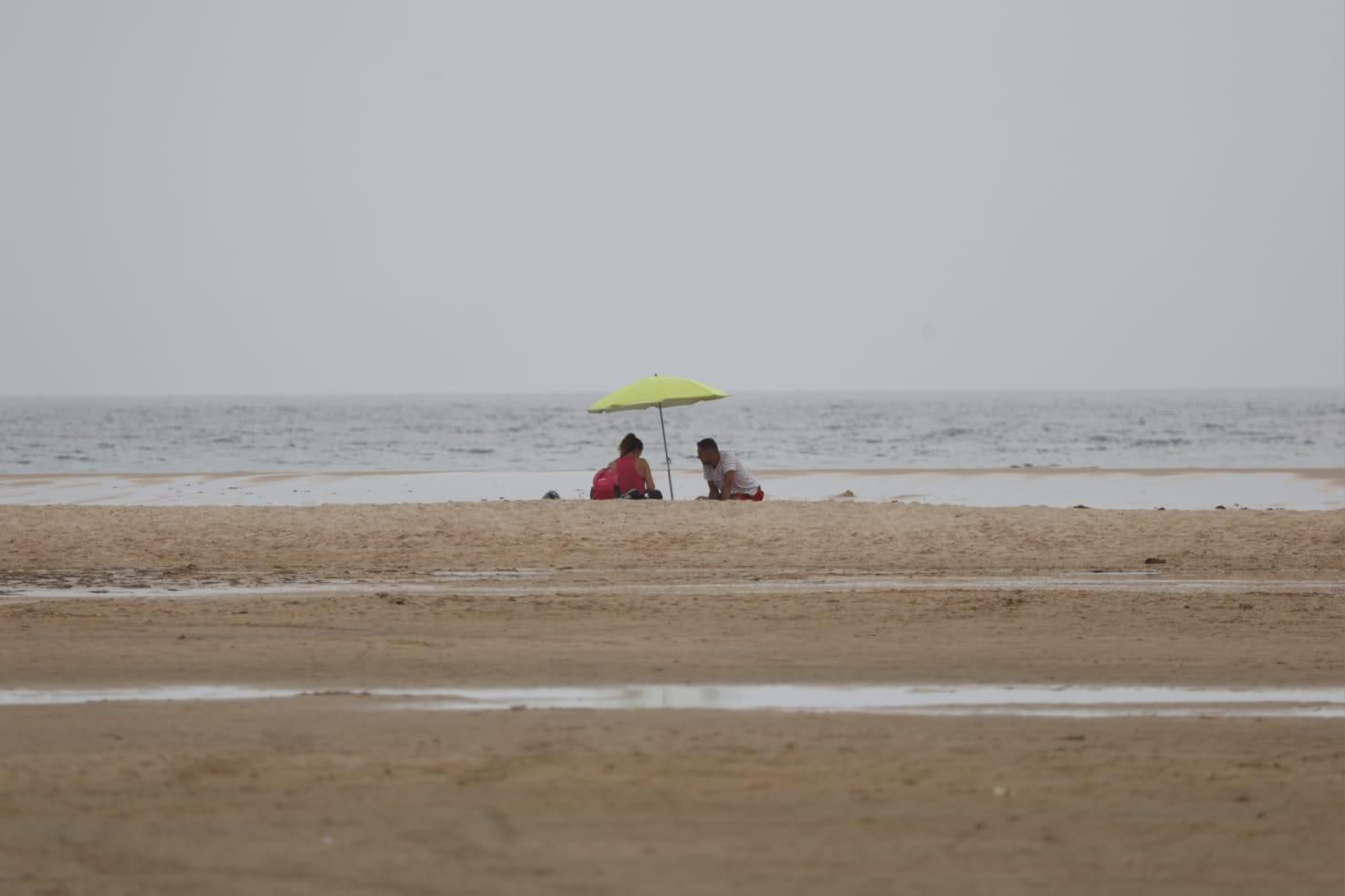 Dos bañistas, este domingo en Los Lances (Tarifa).