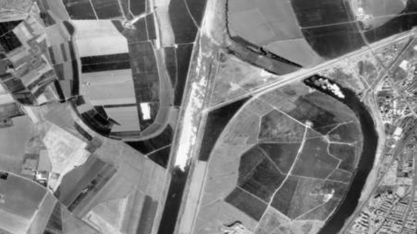 La Corta de La Cartuja prolongó la dársena hasta los Jerónimos.