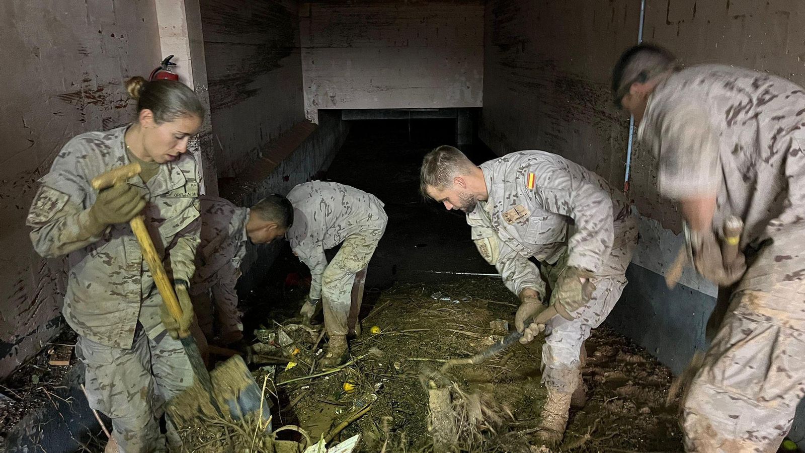 Militares gaditanos de TEAR en labores de desescombro tras la DANA en Valencia.