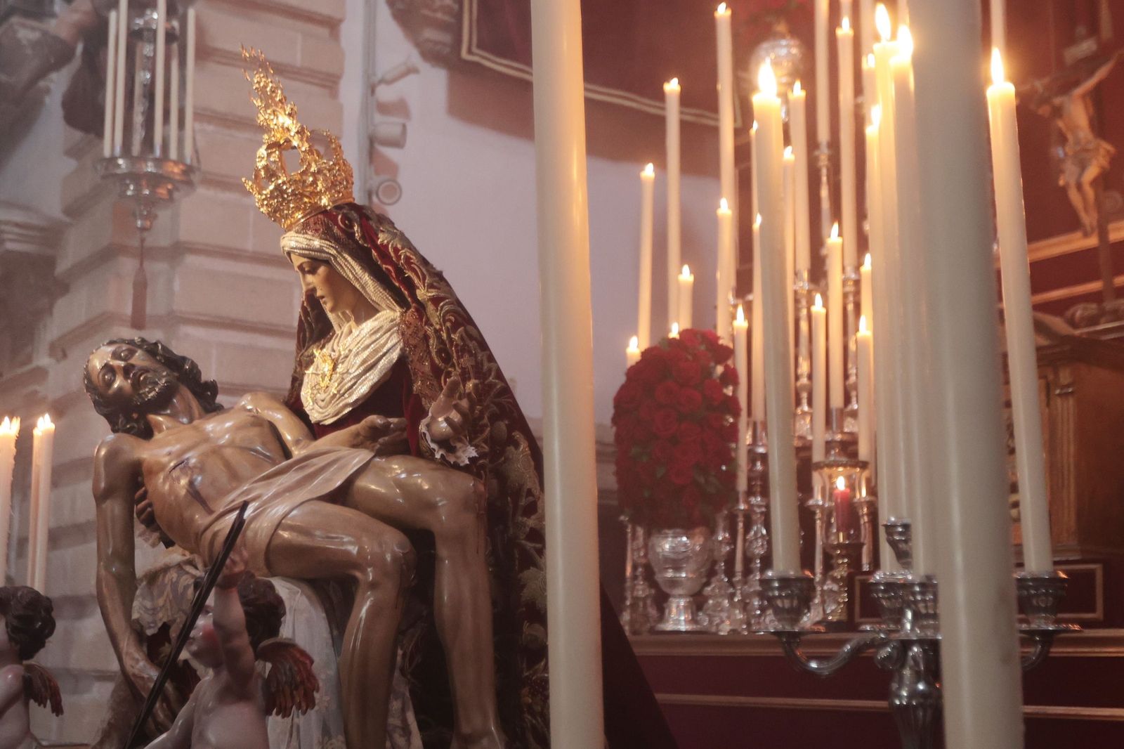 La imagen de Nuestra Señora de las Angustias, en besamanos el Viernes de Dolores del año pasado.