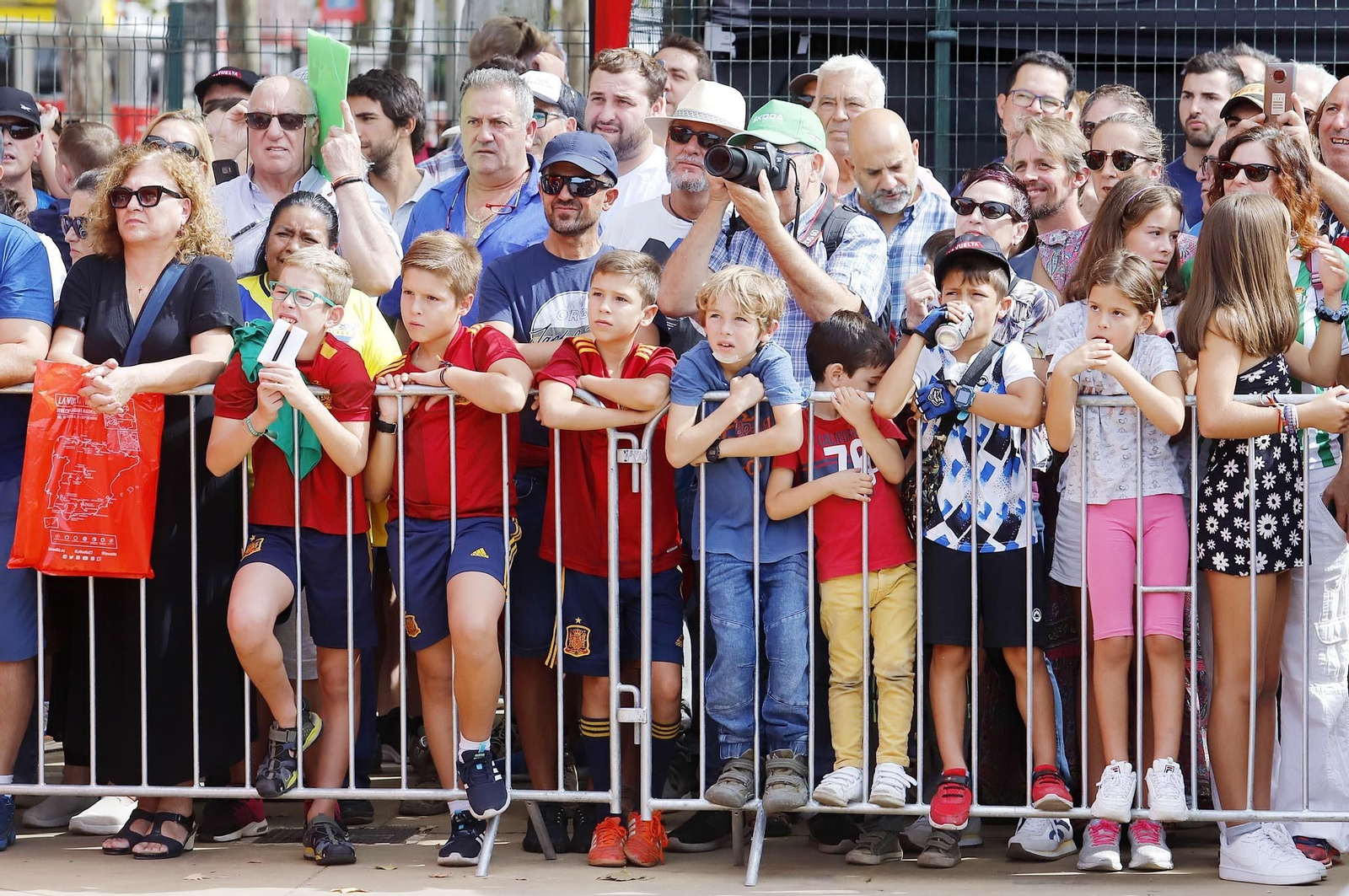 Gran ambiente en Aracena para ver la salida de la Vuelta Ciclista a España, en imágenes