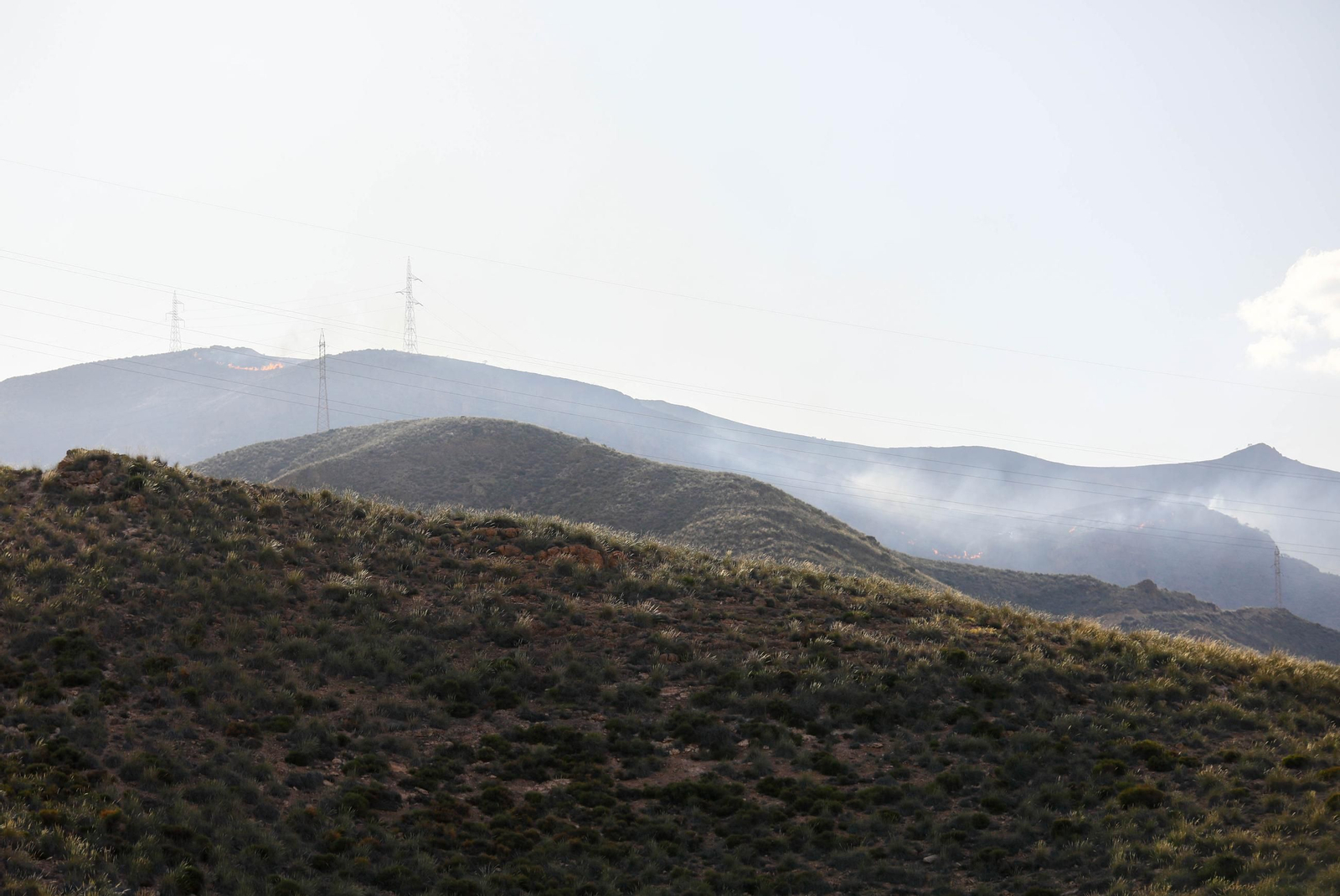 Las imágenes del incendio forestal que avanza en la sierra de Huércal
