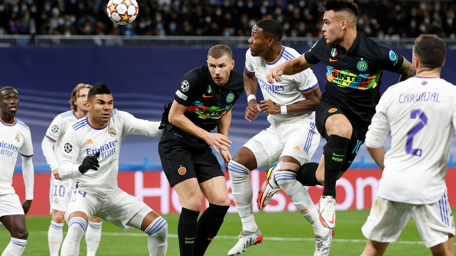 Alaba intenta el despeje de cabeza entre Dzeko y Lautaro Martínez en el Real Madrid-Inter.