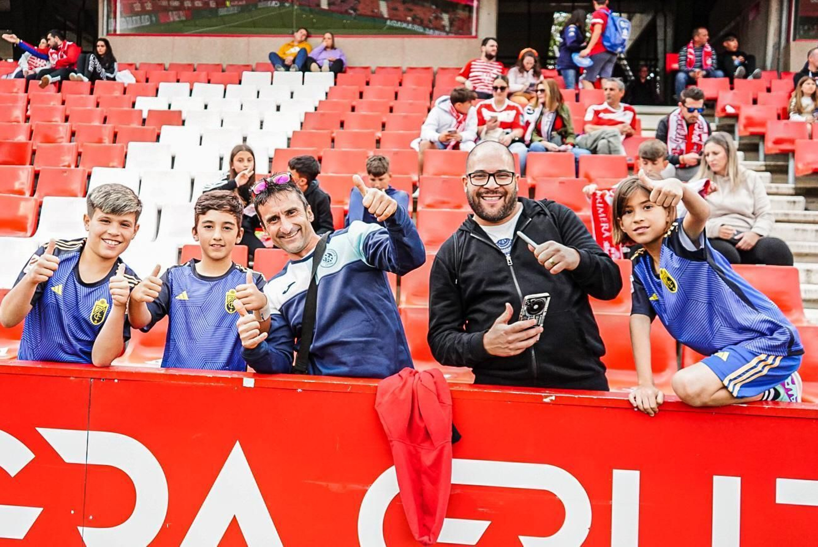 Encuéntrate en la grada de Los Cármenes en el Granada-Osasuna