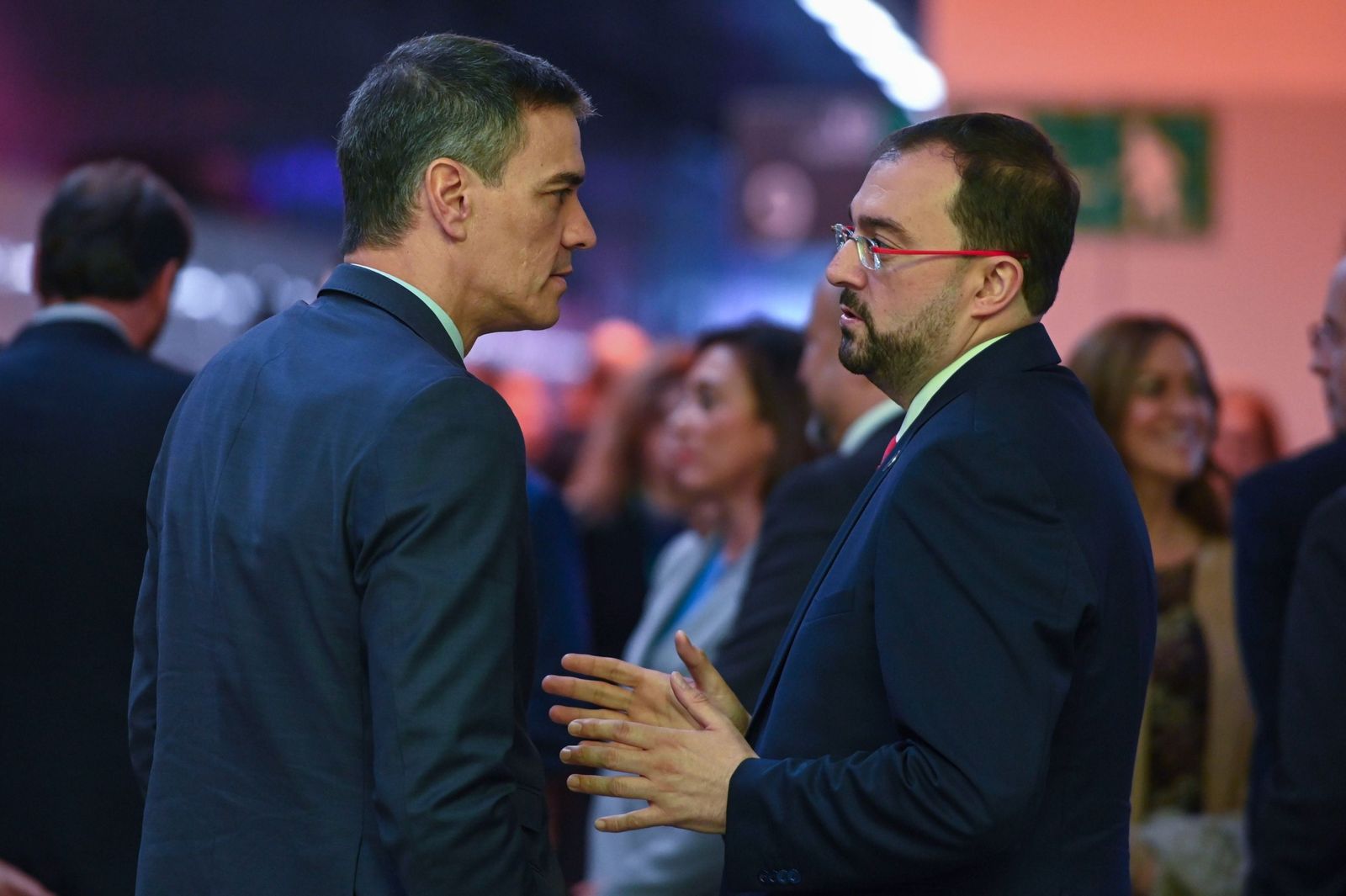 Pedro Sánchez, con el presidente asturiano, Adrián Barbón, el pasado miércoles.