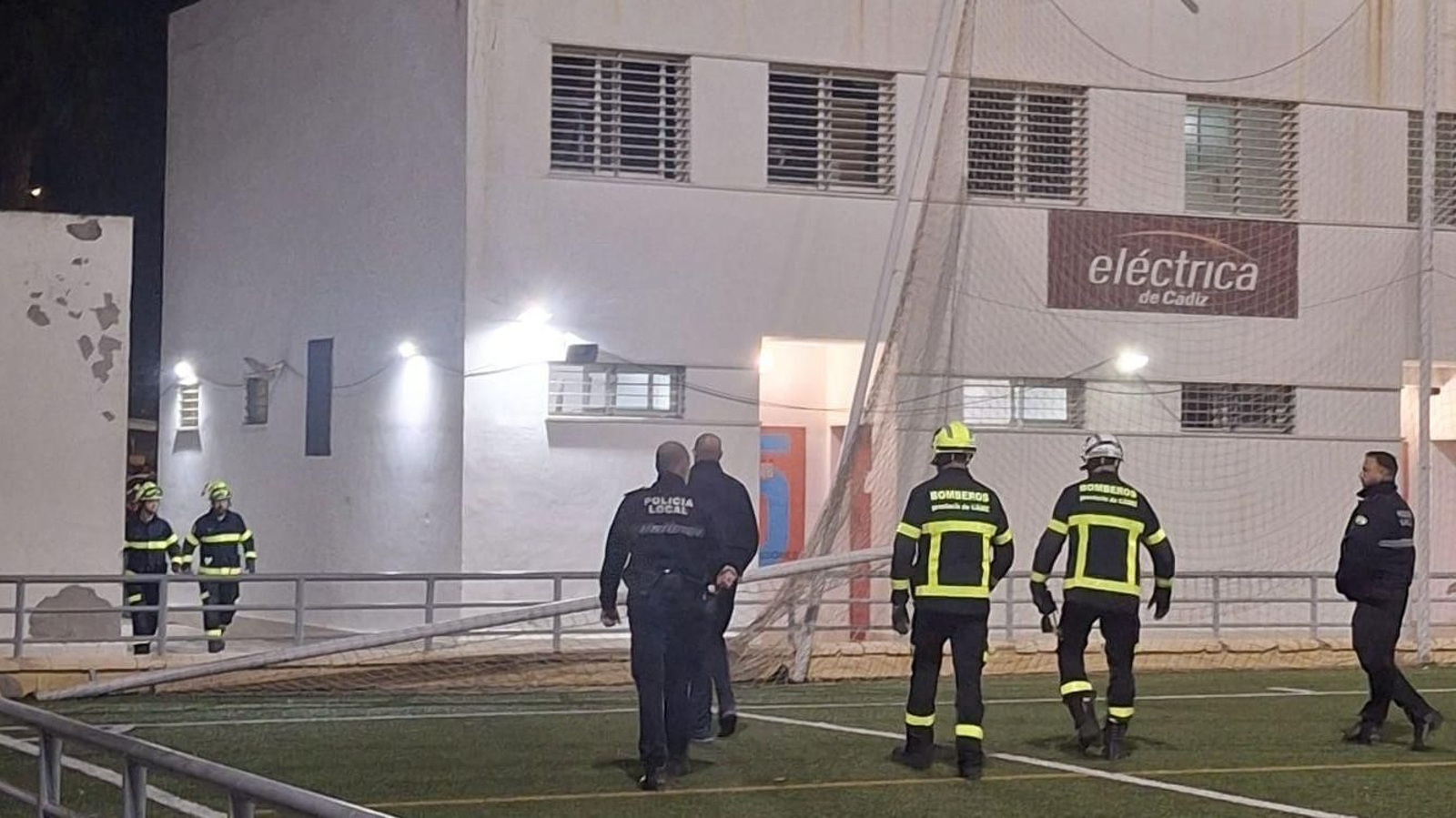 Los bomberos y la Policía Local tras la caída del poste en el campo Pedro Fernández.