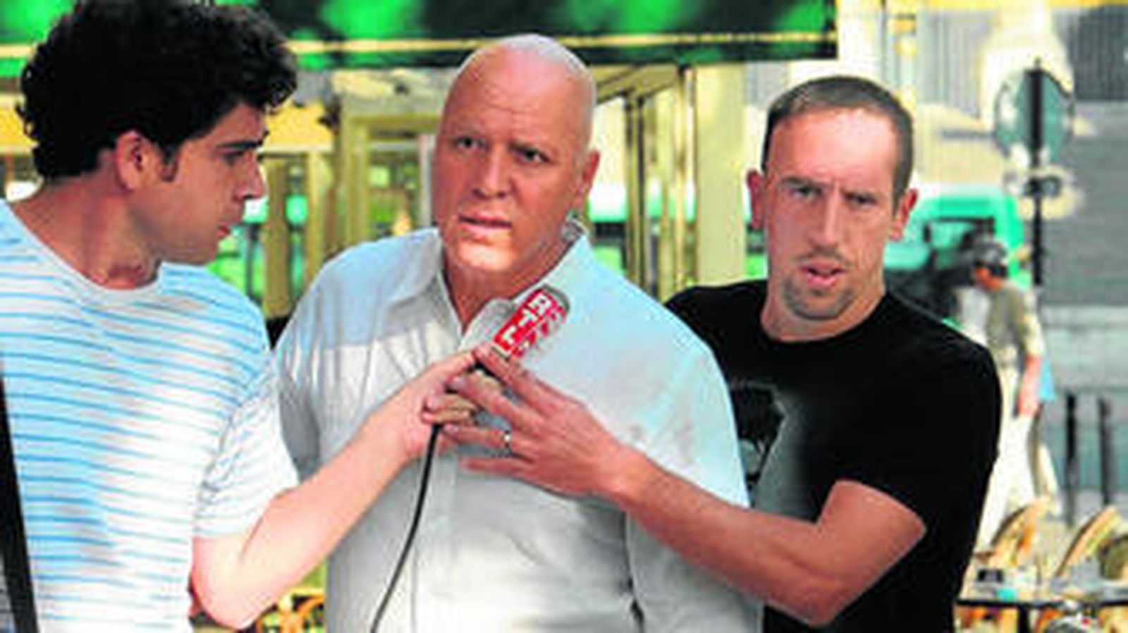 Un periodista trata de hablar con Ribery a la entrada al juzgado.