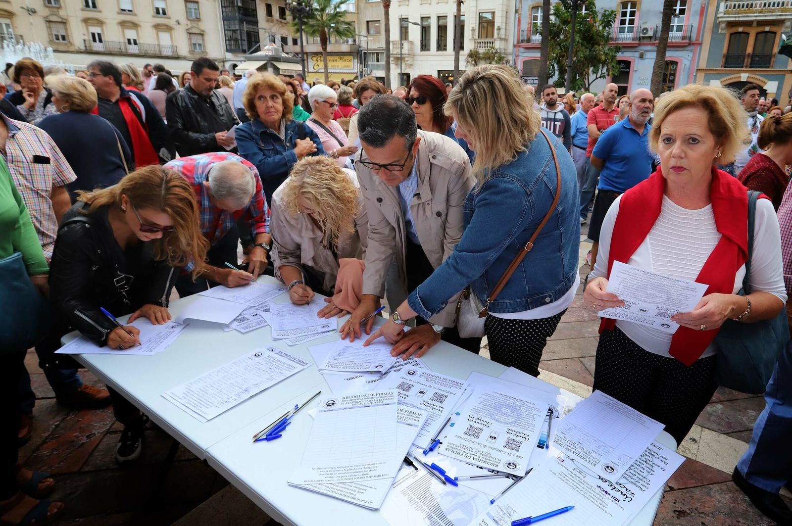 Imágenes de la concentración en defensa de la llegada del AVE a Huelva