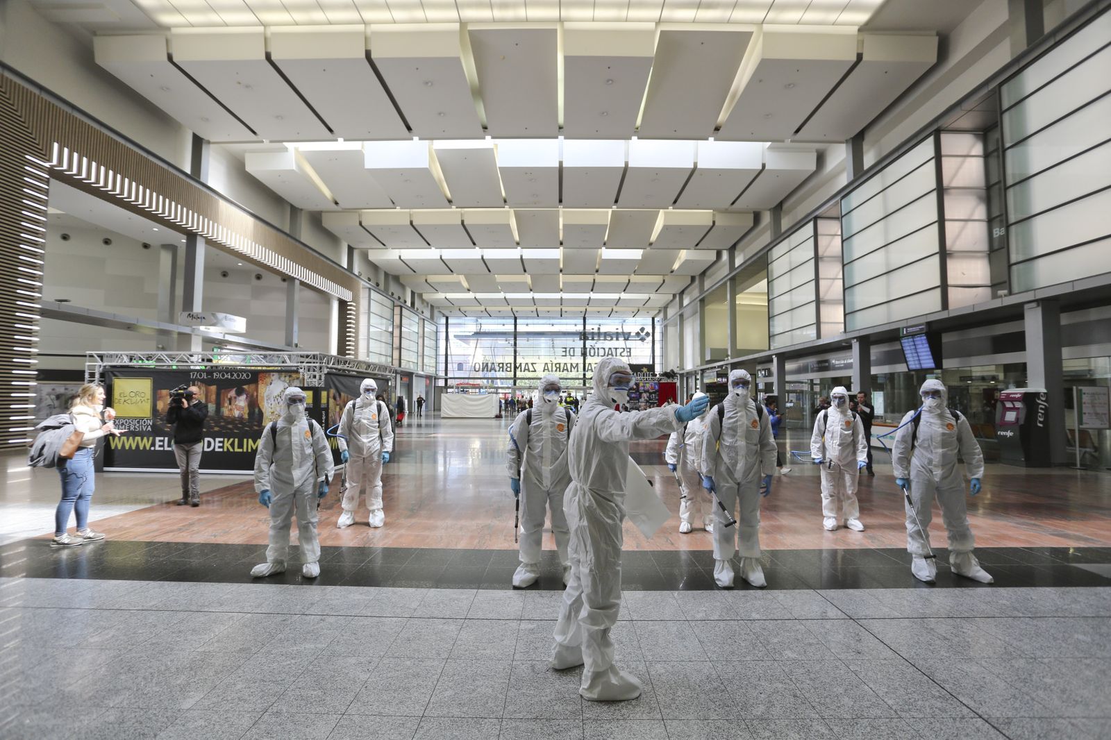 Miembros de la Unidad Militar de Emergencias inician tareas de desinfección en Vialia a mediados de marzo pasado.