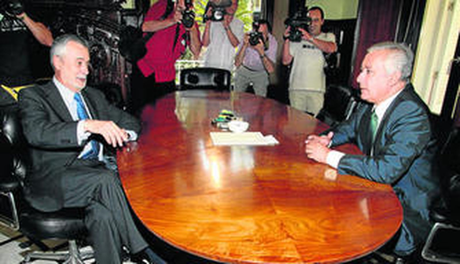 José Antonio Griñán y Javier Arenas, durante el encuentro que mantuvieron ayer en Sevilla.