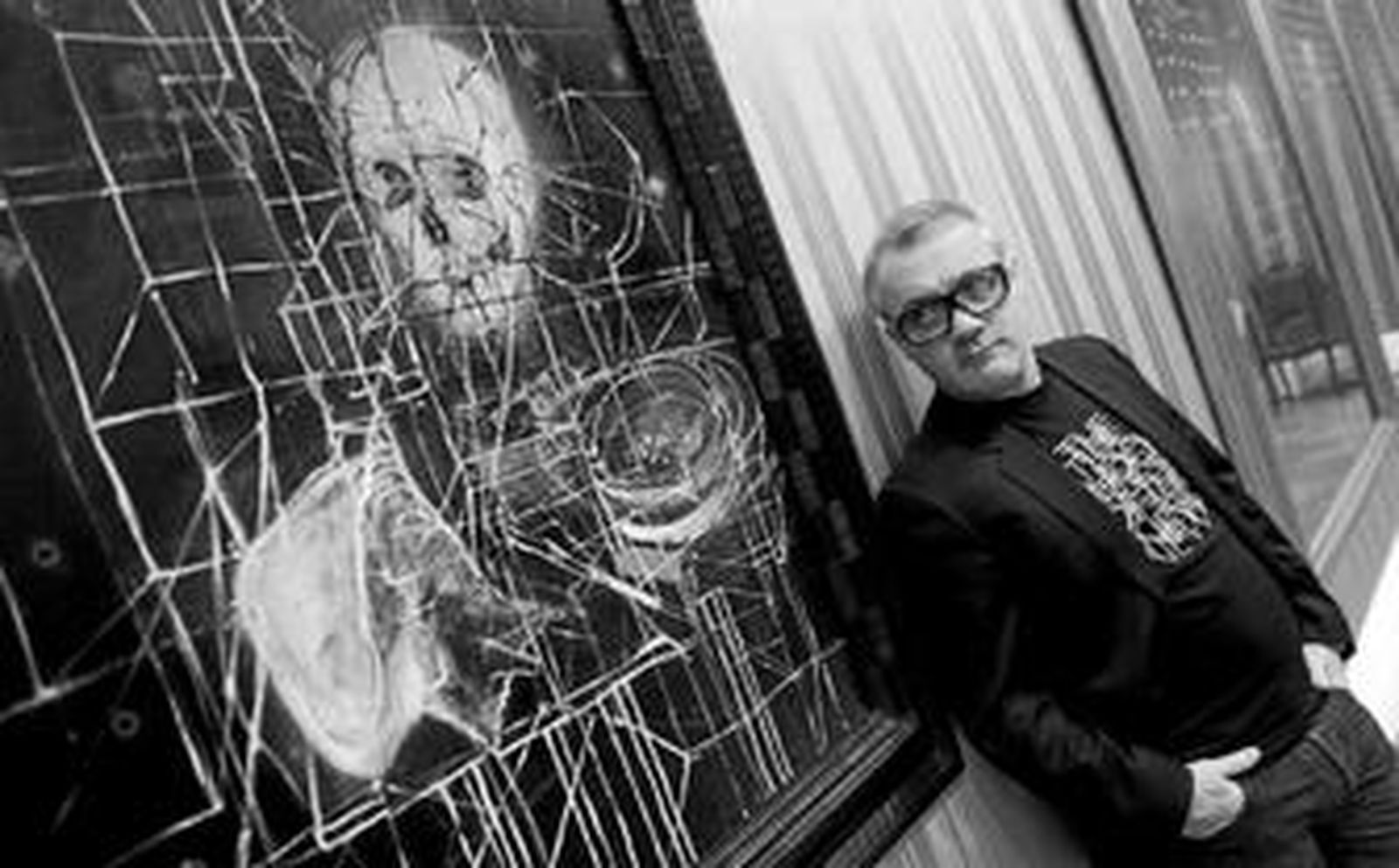 El autor posa junto a una de las obras de la exposición.