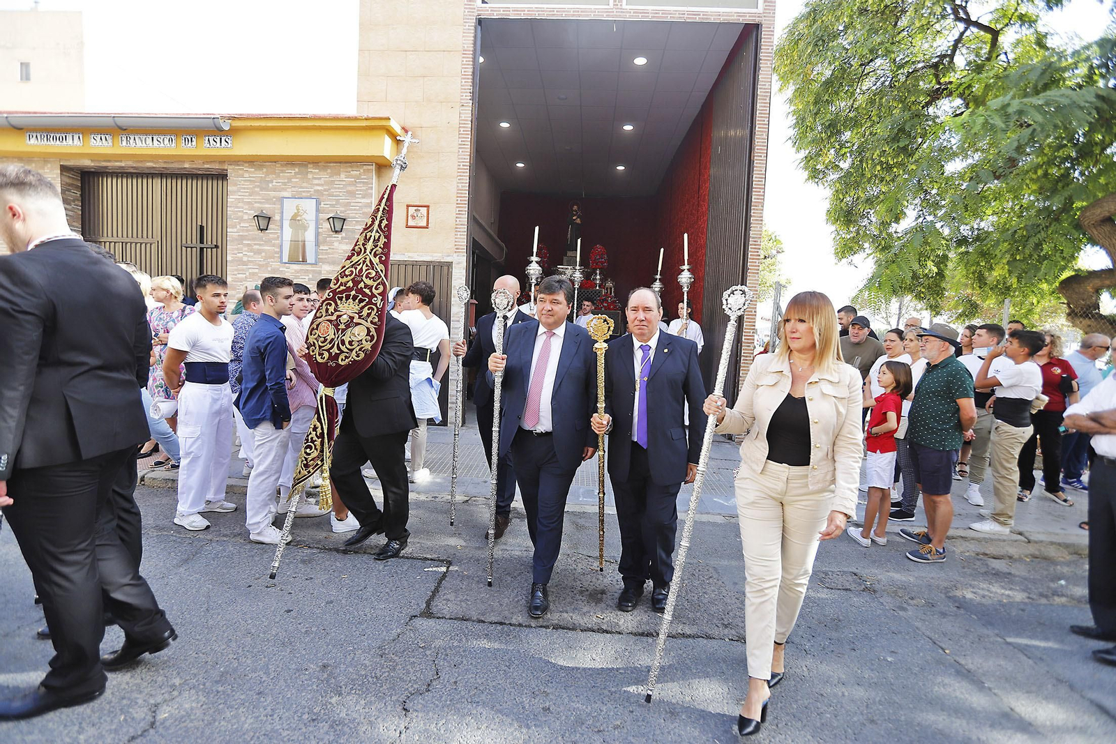 Imágenes de la procesión de San Francisco de Asís por las calles de Pérez Cubillas y bendición de animales y plantas