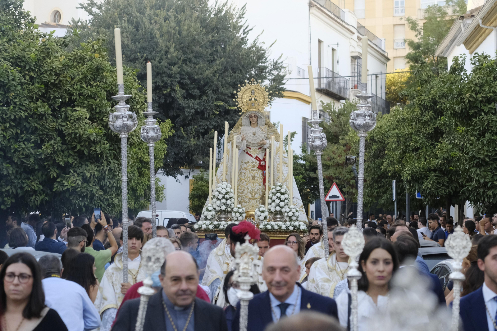 El traslado de la Virgen de la Merced de Córdoba tras su restauración, en imágenes