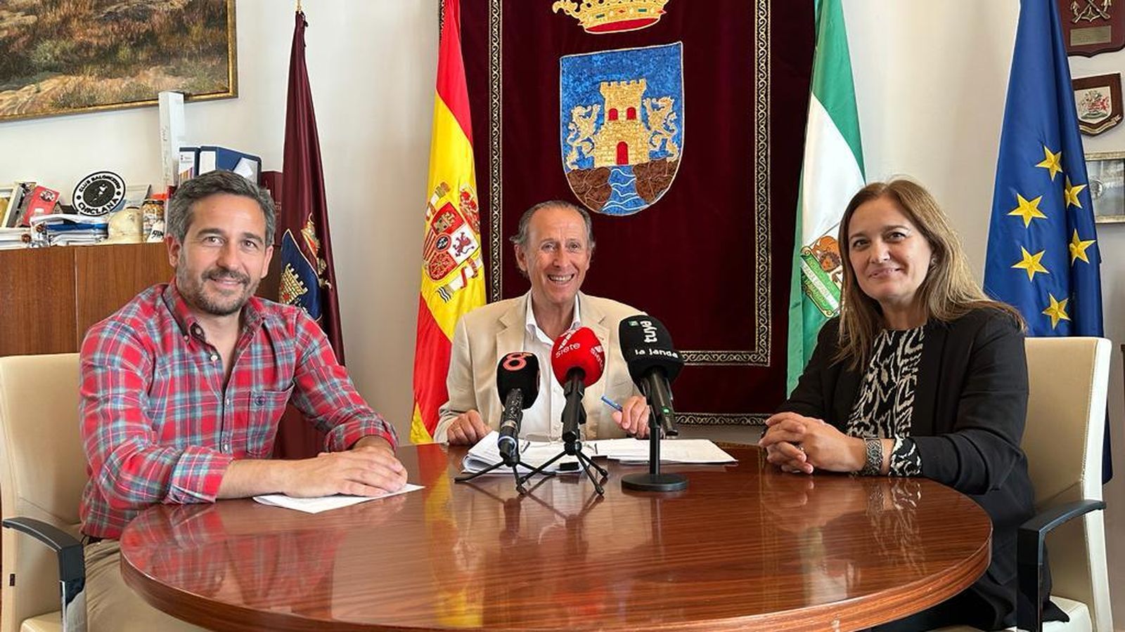 El alcalde, José María Román, junto a la delegada municipal de Urbanismo, Ana González, y el de Tráfico, José Vera.