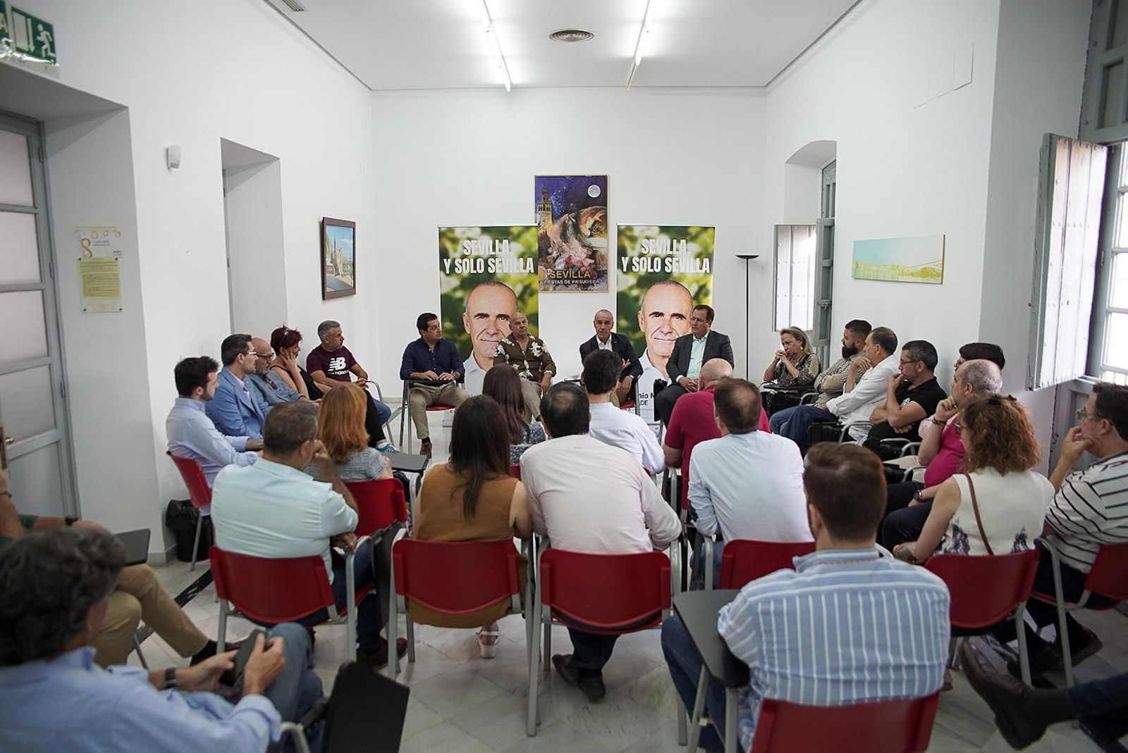 Antonio Muñoz durante su reunión con los artesanos.