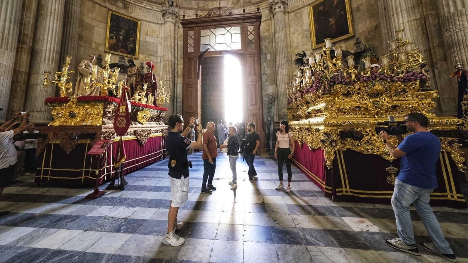 Magna Cádiz 2022: Lleno en la Catedral de Cádiz para ver los 17 pasos