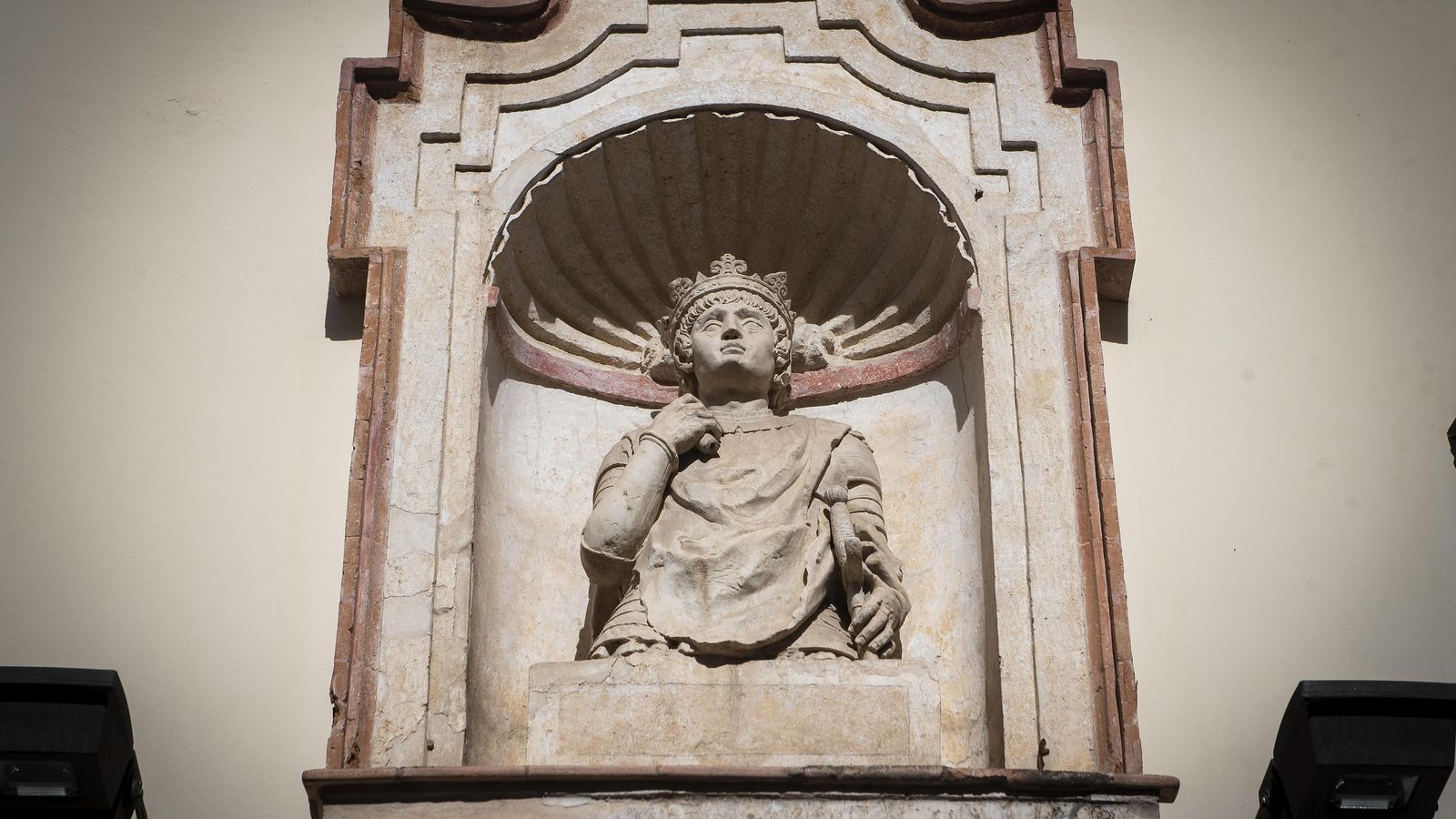 El busto del rey Don Pedro de la fachada principal.