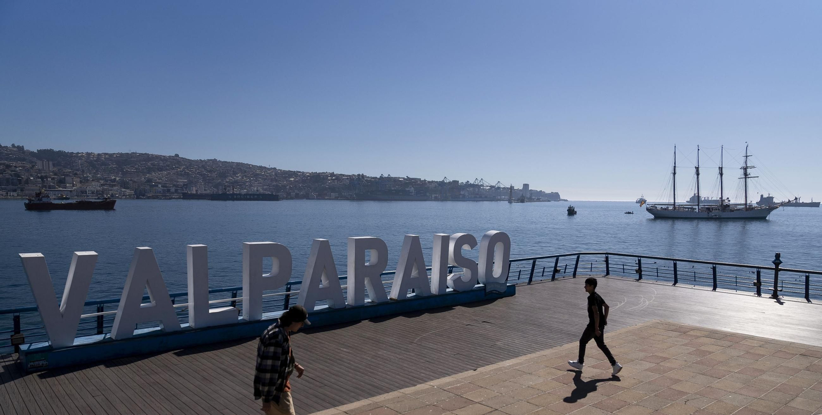 Las imágenes de la llegada del 'Elcano y la Princesa Leonor a Valparaíso