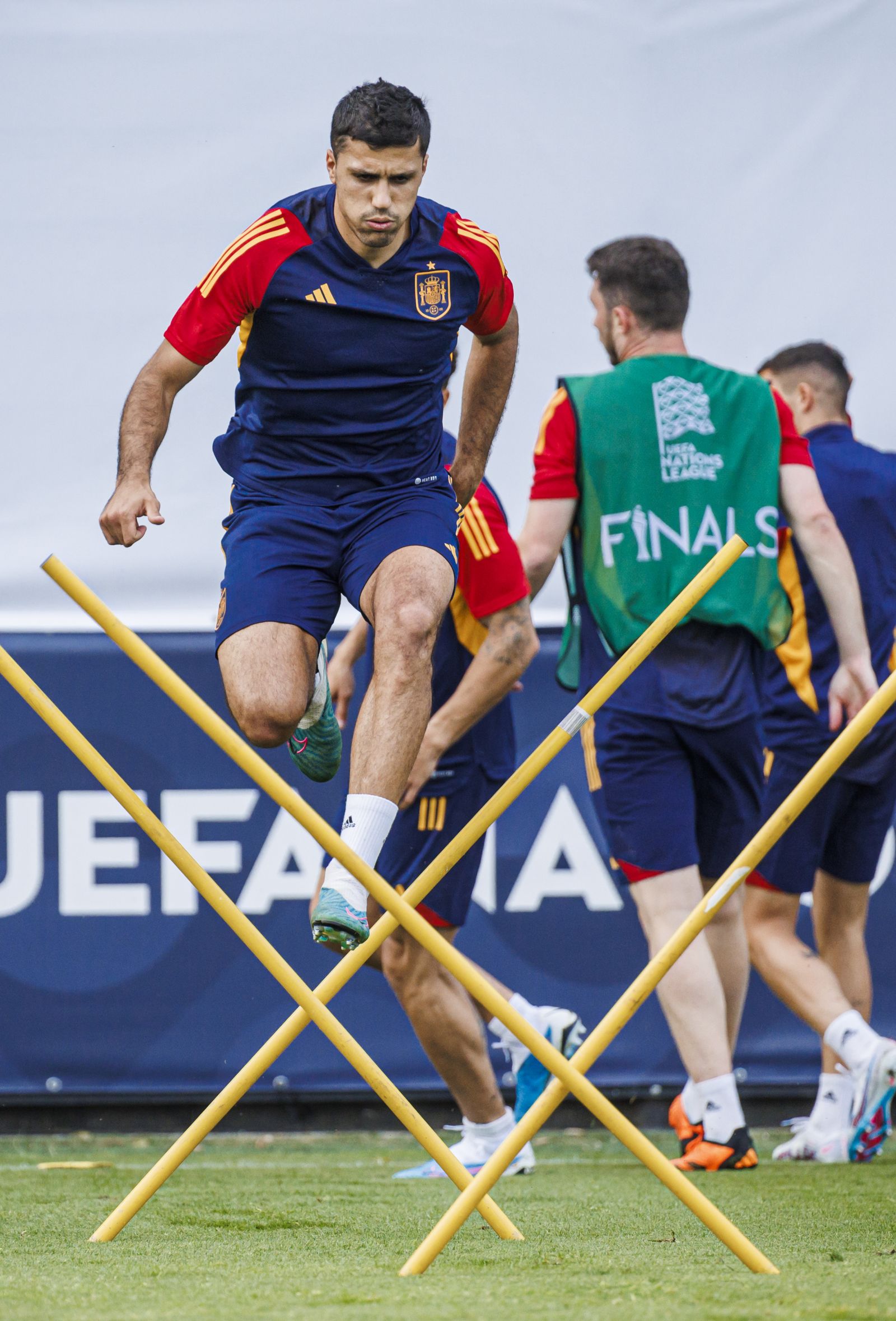 Rodri realiza un ejercicio durante el entrenamiento.