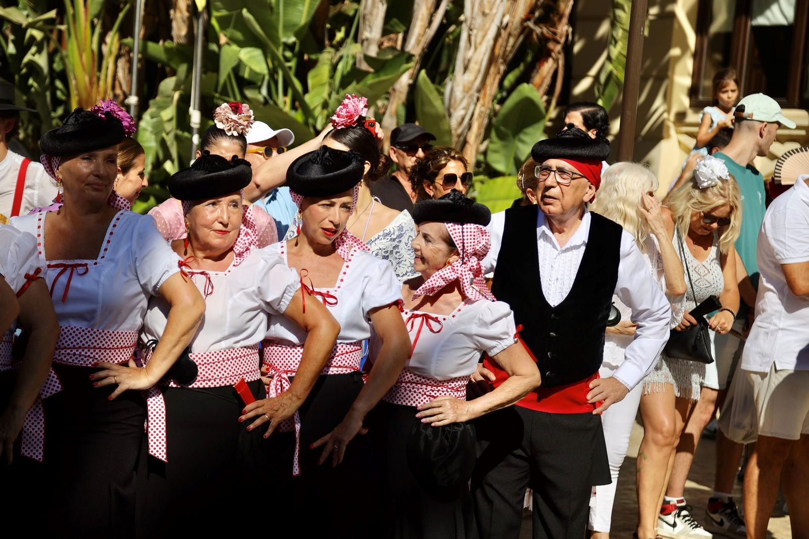 La salida de la Romería de la Feria de Málaga, rumbo al Santuario de la Victoria, en fotos
